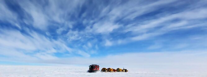 Trip Alps beliebtes Urlaubsziel – Antarktis - Null Bewohner, Millionen Pinguine und feste Dimensionen. Am südlichen Ende der Erde, wo die Sonne nur zwischen Frühjahr und Herbst über dem Horizont aufgeht, liegt der 7. Kontinent, die Antarktis. Riesig, bis auf ein paar Forscher unbewohnt und ohne offiziellen Besitzer. Eine Welt, die überrascht, bevor Sie sie sehen. Deshalb ist ein Besuch definitiv etwas für die Schatzkiste der Erinnerung und allein die Ausmaße dieser Destination sind eine Sache für sich. Du trittst aus deinem gemütlichen Hotelzimmer und es begrüßt dich die warme italienische Sonne. Du blickst auf den atemberaubenden Gardasee, der in zahlreichen Blautönen schimmert - von tiefem Dunkelblau bis zu funkelndem Türkis. Majestätische Berge umgeben dich, während die Brise sanft deine Haut streichelt und der Duft von blühenden Zitronenbäumen deine Nase kitzelt. Du schlenderst die malerischen, engen Gassen entlang, vorbei an farbenfrohen, blumengeschmückten Häusern. Vereinzelt unterbricht das fröhliche Lachen der Einheimischen die friedvolle Stille. Du fühlst dich wie in einem Traum, der nicht enden will. Jeder Schritt führt dich zu neuen Entdeckungen und Abenteuern. Du probierst die köstliche italienische Küche mit ihren frischen Zutaten und verführerischen Aromen. Die Sonne geht langsam unter und taucht den Himmel in ein leuchtendes Orange-rot - ein spektakulärer Anblick.