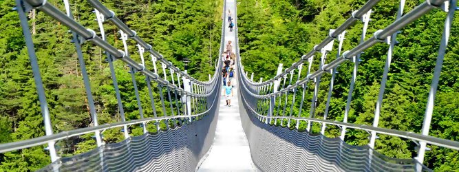 Reisetipps - highline179 - Die Brücke BlickMitKick | einmalige Kulisse und spektakulärer Panoramablick | 20 Gehminuten und man findet | die längste Hängebrücke der Welt | Weltrekord Hängebrücke im Tibet Style - Die highline179 ist eine Fußgänger-Hängebrücke in Form einer Seilbrücke über die Fernpassstraße B 179 südlich von Reutte in Tirol (Österreich). Sie erstreckt sich in einer Höhe von 113 bis 114 m über die Burgenwelt Ehrenberg und verbindet die Ruine Ehrenberg mit dem Fort Claudia.