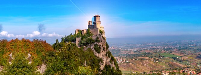 Trip Alps Urlaubsdestination - San Marino – Hol ihn dir – den heißbegehrten Einreise-Stempel von San Marino. Nimm deinen Reisepass, besuche die örtliche Tourismusbehörde, hier wird die kleine Trophäe in dein Reisedokument gestempelt, es sieht gut aus und ist eine supertolle Urlaubserinnerung. Dieses neue Trendy-Reiselust-Souvenir passt ausgezeichnet zu den anderen außergewöhnlichen Stempeln deiner vergangenen Reisen. San Marino ist ein sehr interessanter Zwergstaat, eine Enklave, vollständig von Italien umgeben, eine der ältesten bestehenden Republiken und eines der reichsten Länder der Welt. Die beliebtesten Orte für Ferien in San Marino, locken mit besten Angebote für Hotels und Ferienunterkünfte mit Werbeaktionen, Rabatten, Sonderangebote für San Marino Urlaub buchen.
