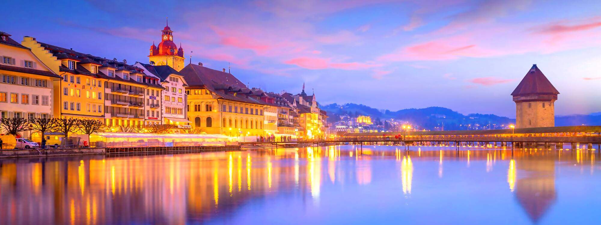 Historisches Stadtzentrum der Innenstadt von Luzern mit Kapellbruecke und Vierwaldstaettersee in der Schweiz